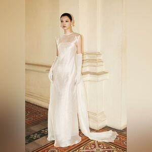 Sophisticated Cream Sleeveless Wedding Dress